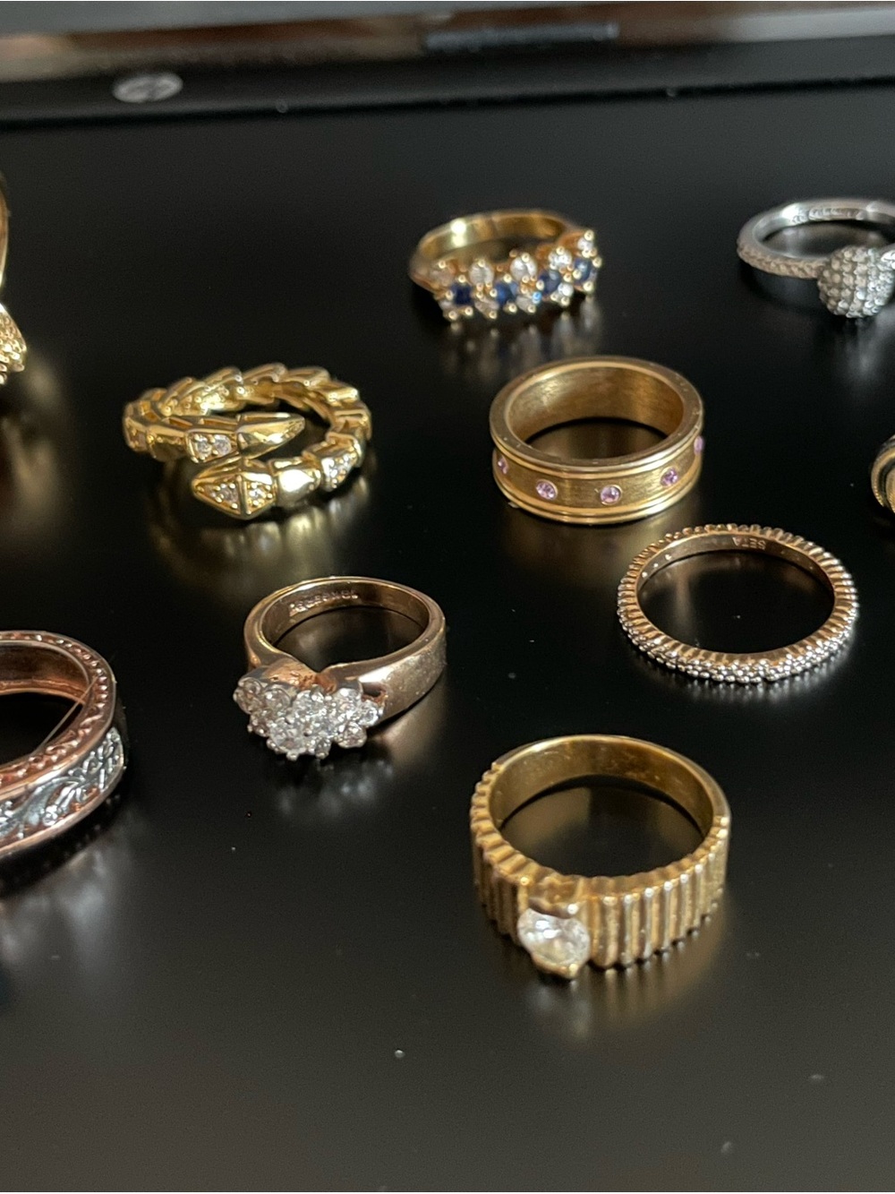 Lot 22 pcs Gold Tone and 2 pcs Silvertone Rings - vintage